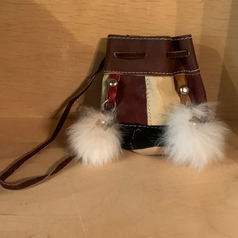 Vintage coin purse with feather details